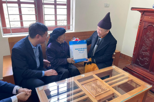 Hoà thượng Thích Thanh Quyết thăm các Mẹ Việt Nam Anh hùng tại Quảng Ninh nhân dịp năm mới 2023.