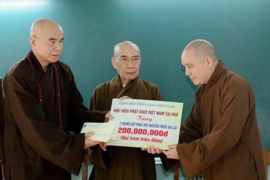 Học viện Phật giáo VN tại Huế thăm và hỗ trợ Trường Trung cấp Phật học Nguyên Thiều sau bão lụt