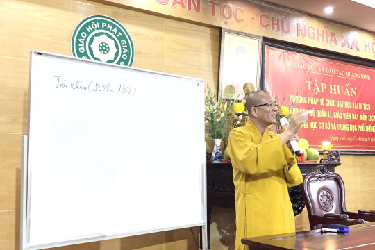 Thượng tọa Thích Đạo Hiển chia sẻ về cuộc đời và sự nghiệp Phật hoàng Trần Nhân Tông cho gần 200 cán bộ quản lý