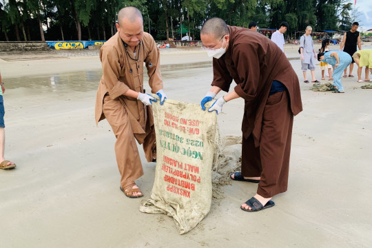 Tăng, ni sinh tham gia dọn sạch rác biển trên đảo Cô Tô