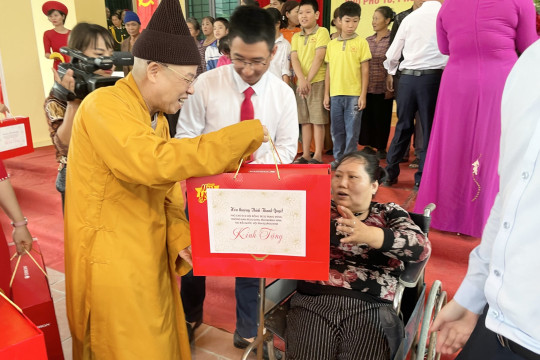 Hoà thượng Thích Thanh Quyết dự Ngày hội Đại đoàn kết toàn dân tại Tp Uông Bí.