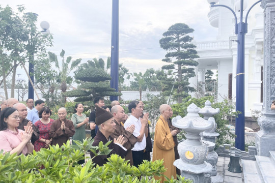 Đại lão HT. Thích Trí Quảng đến thắp hương mộ Nguyên cố Chủ Tịch nước Trần Đại Quang