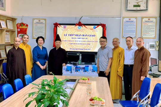 Quảng Ninh: Ban Trị sự Phật giáo tỉnh trao tặng trang thiết bị y tế tổng giá trị 01 tỷ đồng