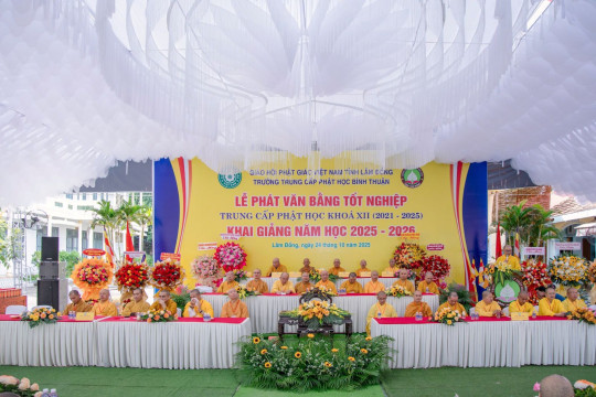 Lâm Đồng: Trường TCPH Bình Thuận tổ chức lễ phát văn bằng tốt nghiệp khoá XII và khai giảng năm học 2025 - 2026