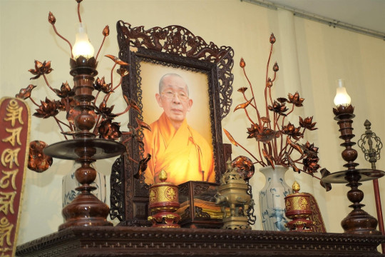 Dâng hương tưởng niệm cố Trưởng lão Hòa thượng Viện trưởng Thích Chơn Thiện