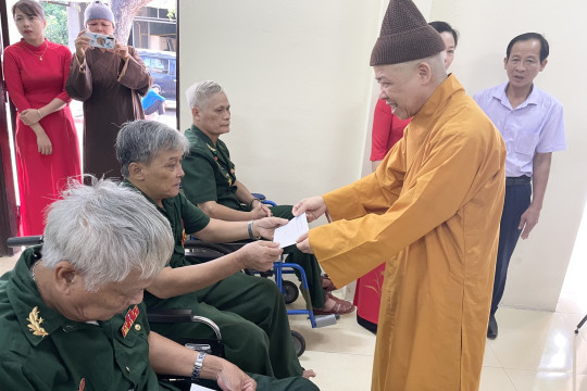 Hoà thượng Thích Thanh Quyết thăm Trung tâm Điều dưỡng Thương binh Duy Tiên