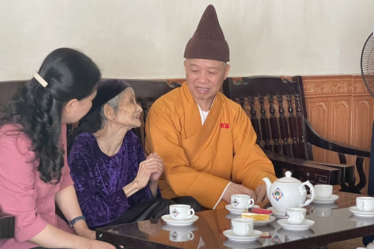Hoà thượng Thích Thanh Quyết thăm các Mẹ Việt Nam Anh hùng tại Quảng Ninh