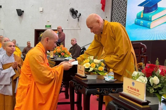 Hội đồng Chứng minh trao học bổng Đức Nhuận đến Tăng Ni sau đại học thuộc Học viện Phật giáo VN tại Huế
