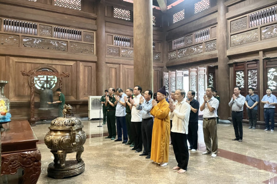 HT Thích Thanh Quyết cùng các lãnh đạo Trung ương dâng hương tưởng niệm Chủ tịch Hồ Chí Minh tại Khu K9