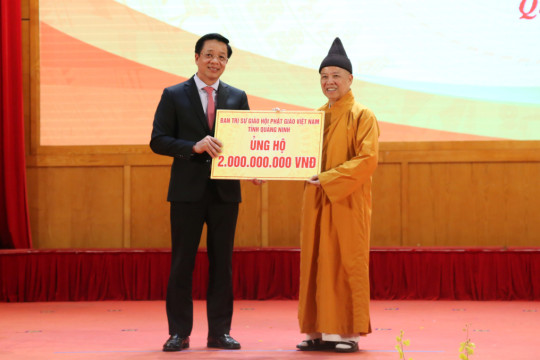 Giáo hội Phật giáo tỉnh Quảng Ninh ủng hộ 2 tỷ đồng xây Nhà đại đoàn kết.