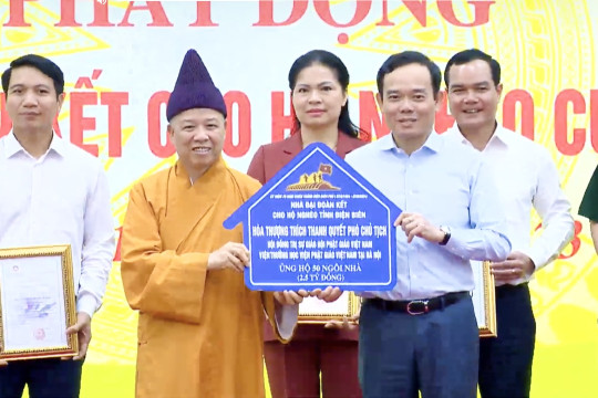 Hoà thượng Thích Thanh Quyết trao 2,5 tỷ đồng xây dựng 50 căn nhà Đại đoàn kết.