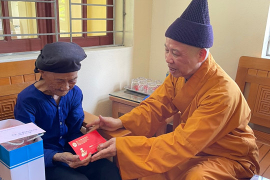 Nhân ngày 27/7, HT Thích Thanh Quyết tới thăm các Mẹ Việt Nam Anh hùng, người có công.