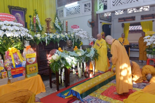 Đức Pháp chủ và chư vị lãnh đạo Giáo hội quang lâm tưởng niệm Trưởng lão Hòa thượng Thích Minh Châu