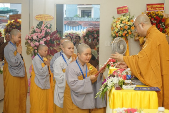 Đà Nẵng: Trường Trung cấp Phật học cấp phát văn bằng tốt nghiệp và khai giảng năm học mới